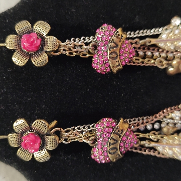 Betsey Johnson Dangle Earrings Pink Sparkle Hearts & Feathers. Lady Luck! - Picture 2 of 8
